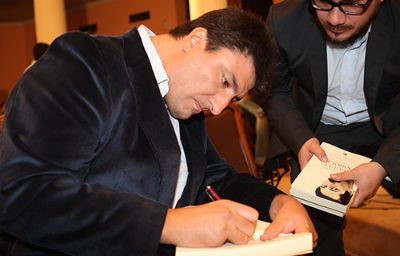El autor firmando el libro a los asistentes.