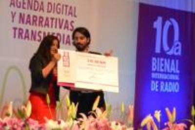 Francisco Godinez, del Centro de Prudicciones Radiofónicas, recibe el premio de 3 mil dólares en ceremonia de clausura de Beinal Internacional de Radio en México.