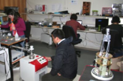 Montaje experimental para la prueba de componentes de microondas, en el laboratorio del Profesor Patricio Mena, instalado en el Departamento de Astronomía.