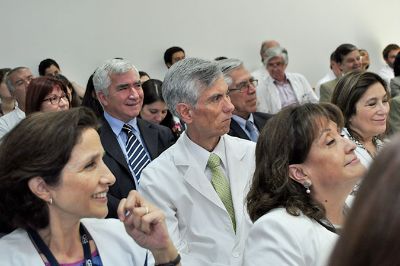 La comunidad médica se hizo parte de la ceremonia de homenaje el destacado médico de la U. de Chile.
