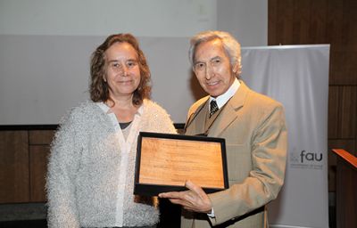La Decana de la FAU, profesora Marcela Pizzi Kirschbaum, destacó la trayectoria  académica del profesor Orlando Sepúlveda.