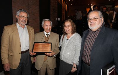 Orlando Sepúlveda junto a Francisco Ferrando, Director Académico de la FAU; la Decana Marcela Pizzi; y el Director de Extensión, Juan Carlos Lepe.