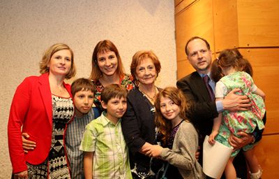 Acompañada por su familia, la profesora Susana Encina recibió la distinción ayer en la Facultad de Odontología.