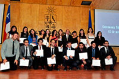 Uno de los grupos de nuevos profesores que se titularon este 5 de noviembre en una ceremonia realizada en el Auditorio María Ghilardi Venegas.