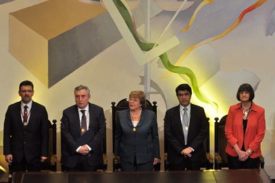 La Presidenta Michelle Bachelet junto al Rector Ennio Vivaldi, acompañados de los Vicerrectores Flavio Salazar y Rosa Devés. 