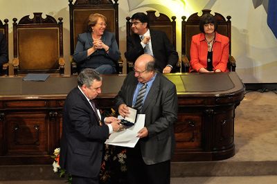 En la actividad, el Rector Ennio Vivaldi reconoció a los Premios Nacionales 2014 de la Universidad de Chile: Sergio González Mirada y Antonio Skármeta.