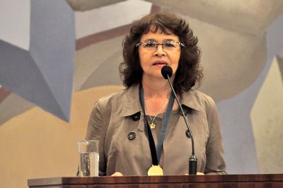 Elba Rivera, Directora Subrogante de Recursos Humanos de la U. de Chile, habló en representación de los homenajeados.