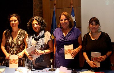 Las presentadoras del libro de la Profesora Oyarzún: Soledad Falabella, Faride Zerán y Carla Peñaloza.