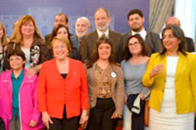 Presidenta Michelle Bachelet junto a parte de los miembros de la Comisión Asesora