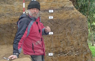El Profesor Donald Jackson trabaja desde 1991 en la zona de Los Vilos, aportando al conocimiento, rescate y preservación del patrimonio arqueológico de la comuna.  