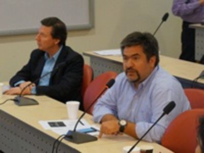 El Profesor Sergio Olavarrieta, académico de la Facultad de Economía y Negocios, explicó algunas dudas planteadas por los Senadores.