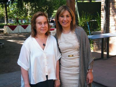 Decana Marcela Pizzi junto a directora del Servicio Nacional del Adulto Mayor (Senama) en la inauguración de la Escuela