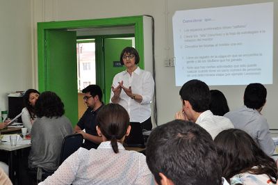 La profesora Rosa Devés, Vicerrectora de Asuntos Académicos y Directora General Programa ECBI, explicó el taller a los integrantes del equipo de la Fundación Educación 2020.