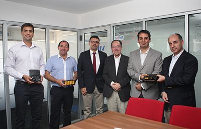 El Vicerrector Salazar junto a Jaime Aleé, Director del Centro Innovación del Litio y los empresarios que suscribieron el acuerdo.