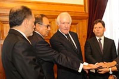 De frente, los profesores Rafael Gómez y Jean Pierre Matus, en compañía del presidente de la Corte Suprema, Sergio Muñoz.