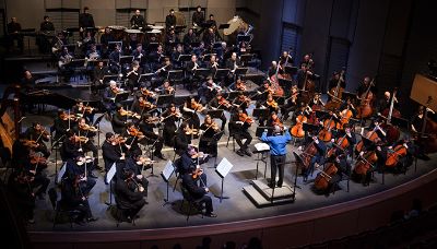 La Orquesta Sinfónica de Chile es dirigida por el maestro ruso Leonid Grin.