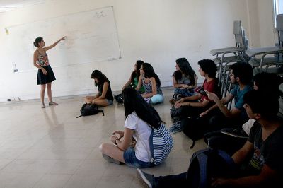 La presidenta de la FECh, Valentina Saavedra, explicó a los estudiantes de primer año la orgánica de la federación y los convocó a sumarse a las instancias de participación.