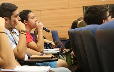 Desde el público, estudiantes y mechones entregaron sus opiniones y realizaron sus preguntas a los expositores.