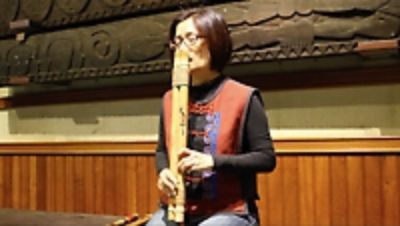 El sonido de las flautas tocadas con la nariz y algunas canciones creadas especialmente por las mujeres de la comunidad por de la visita de Huichaqueo, las que forman la banda sonora de la película.