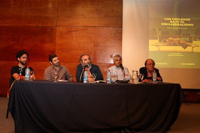 En la actividad de presentación del libro participaron los sociólogos Eugenio Tironi y Manuel Antonio Garretón.