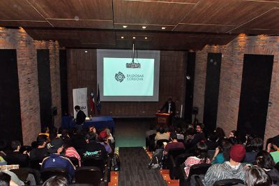 Autoridades universitarias, académicos y estudiantes participaron de la inauguración de la muestra "Artesanos del Tiempo".