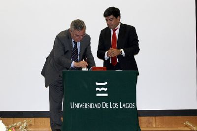 En la oportunidad el Rector de la U. de Chile firmó un Convenio de Colaboración con la Universidad de Los Lagos.