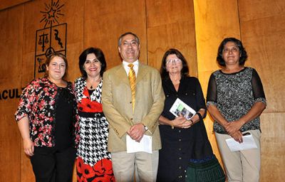 El Decano de la Facultad de Ciencias, Víctor Cifuentes, junto a las autoras y presentadoras del evento.