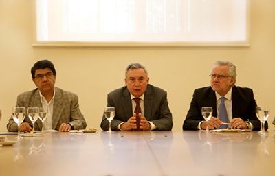 El Rector Ennio Vivaldi junto al ministro de Energía, Máximo Pacheco, y al Prorrector de la Universidad de Chile, Sergio Jara. 