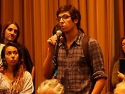 El estudiante Daniel Andrade, presidente del CCEI, consultó por el carácter vinculante de las discusiones locales, y manifestó inquietud por la necesaria participación de autoridades universitarias.