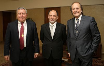 Además del Decano Davor Harasic y el Rector Ennio Vivaldi, estuvo presente el Presidente de la Corte Suprema Sergio Muñoz.