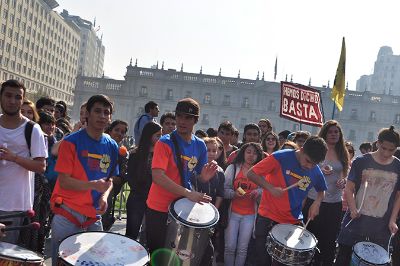 Estudiantes y profesores marcharon por la Alameda. En esta foto aparecen frente al Palacio de La Moneda.