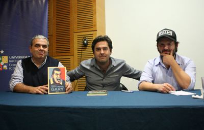 El diputado Gabriel Boric y el periodista deportivo Aldo Schiappacasse fueron los encargados de presentar el libro.