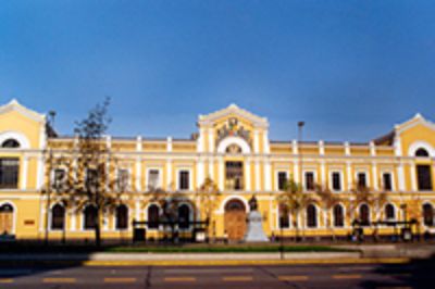El actual estatuto de la Universidad de Chile entró en vigencia el 2006 por medio de un DFL del presidente Ricardo Lagos.