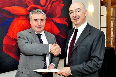 El Rector Ennio Vivaldi firmó el acuerdo ante el embajador de Italia en Chile, Marco Ricci.