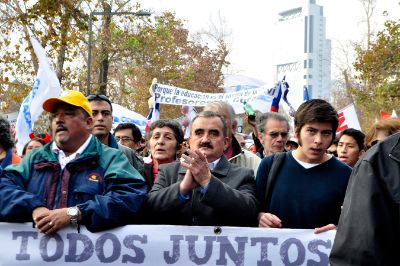 Según el magisterio más de 70 mil manifestantes habrían participado hoy en la marcha en protesta a la reforma de Carrera Docente propuesta por el Gobierno.