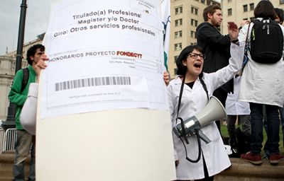 Cerca de 300 miembros de la agrupación "Científicos con Contrato" se manifestaron este martes frente a La Moneda.