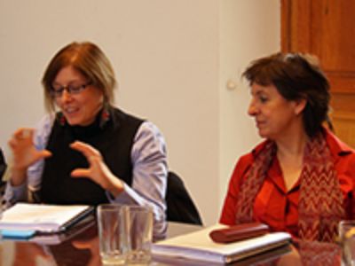 Asistieron a la presentación las académicas Alicia Salomone y María Elena Acuña, ambas de la Facultad de Ciencias Sociales.