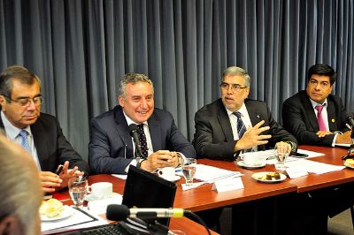 Rector Ennio Vivaldi junto a miembros del Consorcio de Universidades del Estado de Chile (CUECH).