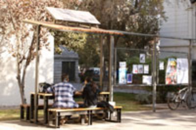 Mesas con energía solar ubicadas en el lado sur de patio Central de la FCFM.