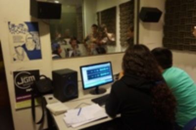 Niños, niñas y jóvenes del Centro de Reparación Especializada del Servicio Nacional de Menores graban programa en Radio JGM. 