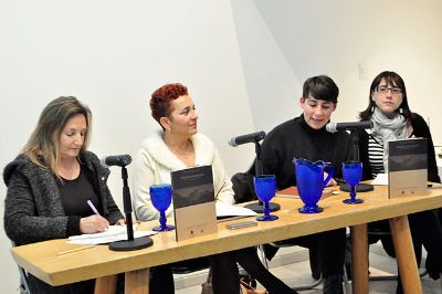 La autora, Brenda Müller junto a Alejandra Araya, Directora del Archivo Central Andrés Bello, Paulina Wendt y Jennifer Abate en la mesa de presentación.