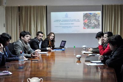 Representantes de esta comisión transdisciplinaria de la Universidad de Chile expusieron ante representantes del gobierno regional de Atacama.