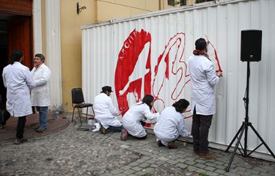 Durante la tarde se realizó un ejercicio de "Activación Patrimonial", mediante la pintura colectiva de un container.