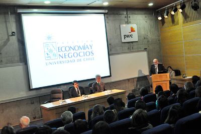 El acto se realizó en la Facultad de Economía y Negocios, con la participación de su Decano, Prof. Manuel Agosín.
