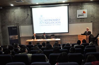 La actividad contó con la presencia de la Prorrectora (s), Rosa Devés, y el ex Rector de la Universidad de Chile, Luis Riveros.