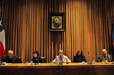 La segunda mesa se denominó "Chile y la necesidad de una política pública para la ciencia".