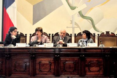 En las mesas participaron miembros de los distintos estamentos de la Universidad de Chile, incluyendo autoridades, estudiantes, académicos y funcionarios.