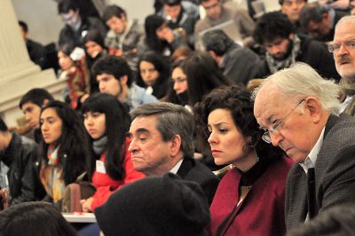 A lo largo de la jornada, que se extendió entre las 09:00 y las 19:00 hrs. más de 400 personas participaron de los debates en el Salón de Honor de la Casa Central de la U. de Chile.