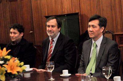 El profesor Iván Paez, junto al profesor Eric Spencer y Consejero Cultural de la Embajada de la República Popular China, He Yong.