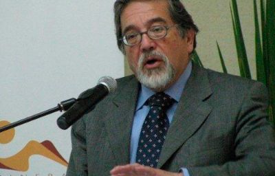 Abraham Santibáñez tiene una destacada trayectoria en el periodismo de opinión e interpretativo.
